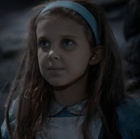 Sebelum tenar berkat perannya di serial Netflix Stranger Things, Millie Bobby Brown memulai karier aktingnya lewat serial Once Upon a Time in Wonderland pada 2013. Aktris Inggris kelahiran Spanyol ini kala itu baru berusia 9 tahun. (Foto: Dok. ABC)