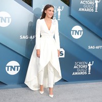 Muncul di Screen Actors Guild Awards 2020, Millie Bobby Brown dengan rambutnya yang panjang menebar pesonanya dalam balutan kombinasi gaun dan celana panjang serba putih dari Louis Vuitton. Penampilan ini kian mempertegas karakter gaya Millie yang kian feminin seiring bertambahnya usia. (Foto: Getty Images/Leon Bennett)
