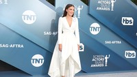 Di posisi kedua ada Millie Bobby Brown yang dibayar 10 juta USD atau sekitar Rp 149 miliar untuk sekuel serial Enola Holmes yang tayang di Netflix.  Foto: Getty Images/Leon Bennett