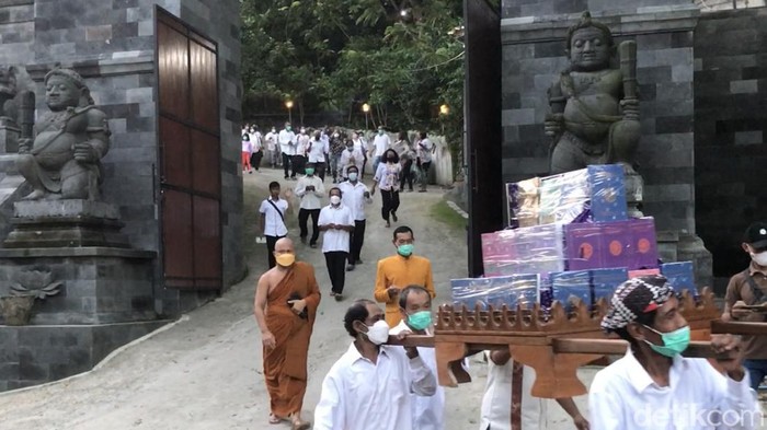 Umat Buddha di Lasem memperingati Trisuci Waisak dengan kirab gunungan hasil bumi hingga patung Buddha, Minggu (15/5/2022).