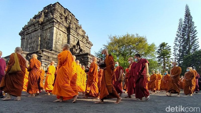Upacara pradaksina dan pemberkatan Air Berkah rangkaian Waisak di Candi Mendut, Minggu (15/5/2022).
