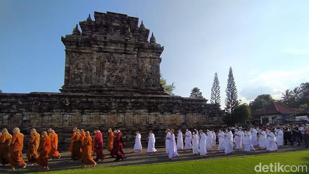 Upacara pradaksina dan pemberkatan Air Berkah rangkaian Waisak di Candi Mendut, Minggu (15/5/2022).