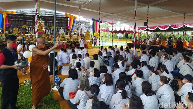 Upacara pradaksina dan pemberkatan Air Berkah rangkaian Waisak di Candi Mendut, Minggu (15/5/2022).