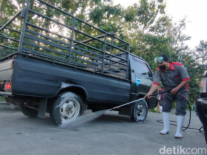 Usai ditemukan penyakit mulut dan kuku, pasar hewan di Kulon Progo didisinfektan, Minggu (15/5/2022).