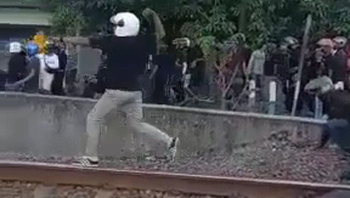 viral perguruan silat lempar batu