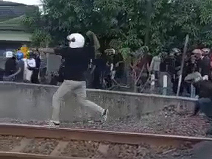 viral perguruan silat lempar batu