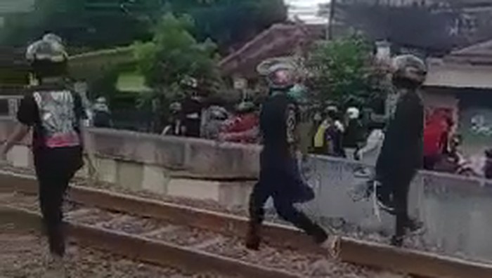 viral perguruan silat lempar batu