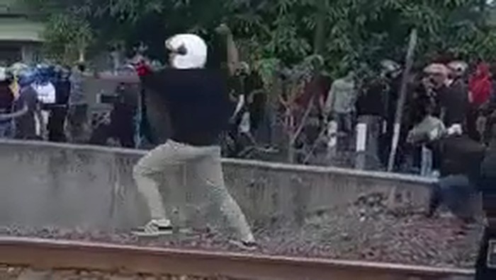 viral perguruan silat lempar batu
