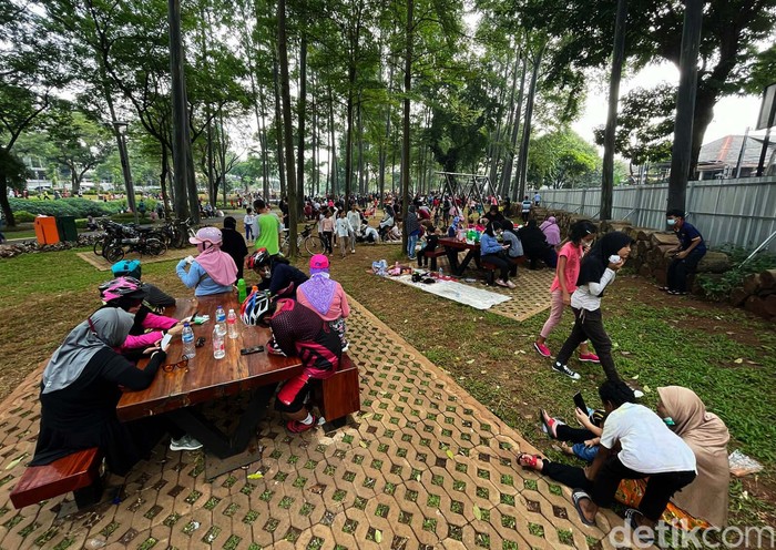 Hari libur dimanfaatkan warga DKI Jakarta untuk rekreasi dan menghabiskan waktu bersama keluarga. Tebet Eco Park jadi tempat mereka berkumpul.