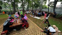 Mereka berekreasi bersama keluarga.
