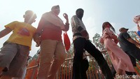 Mereka memanfaatkan taman yang baru diresmikan pada 23 April 2022 itu untuk berkumpul bersama keluarga.