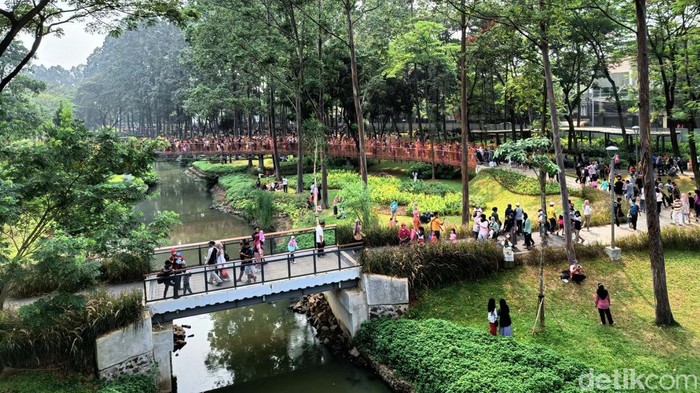Hari libur dimanfaatkan warga DKI Jakarta untuk rekreasi dan menghabiskan waktu bersama keluarga. Tebet Eco Park jadi tempat mereka berkumpul.