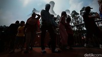 Ratusan warga tumpah ruah di Tebet Eco Park, Jakarta, Minggu (15/05/2022).