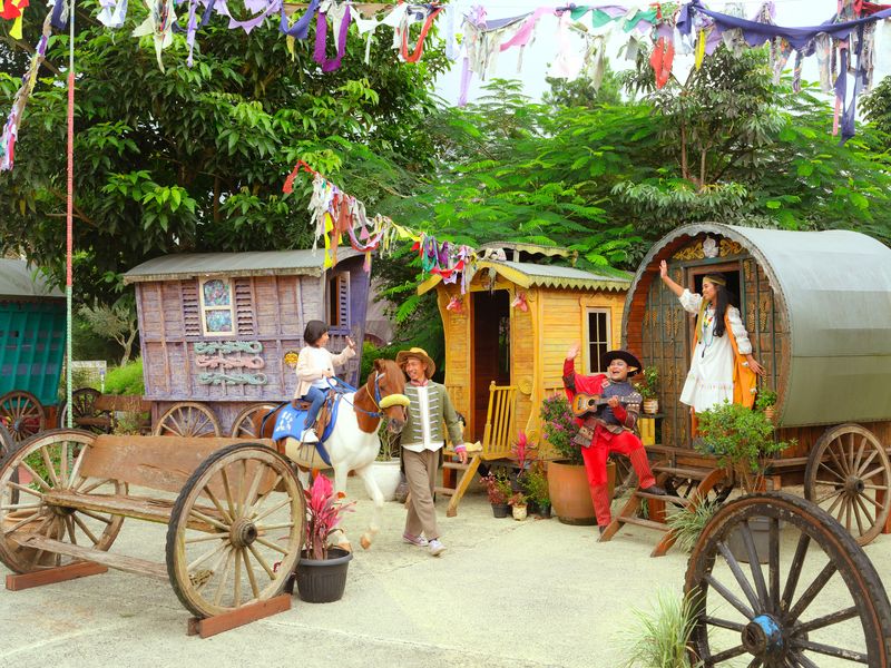 Wisatawan Menikmati Suasana di Fairy Garden The Lodge Maribaya.