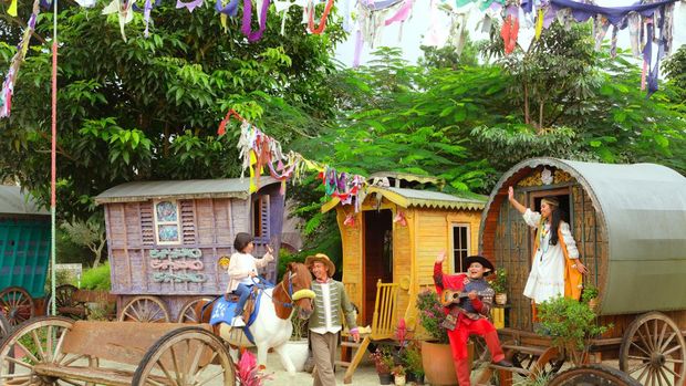 Wisatawan Menikmati Suasana di Fairy Garden The Lodge Maribaya.