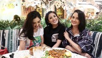 Kompak bareng Ririn Ekawati dan Ashanty, ketiganya sering hangout. Salah satu agenda favorit mereka adalah cicip beragam makanan enak!