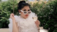 Wine o’clock, tulis Nindy di keterangan foto. Pengalamannya menikmati wine makin istimewa dengan latar Eiffel Tower.