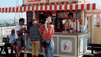Ibu dua anak ini terlihat stylish dalam setiap kesempatan. Saat liburan ke Belanda, outfit kerennya mengimbangi momen cicip es krim yang seru.