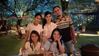 Kalau ini momen seru Nindy saat kulineran bersama orang-orang terdekatnya. Tentunya agenda ngobrol makin asyik ditemani beragam makanan dan minuman enak.