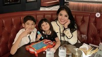 Rayakan ulang tahun anak pertamanya yang akrab disapa Mas Abhi, Nindy mengajak serta sang putra dan putrinya makan di restoran mewah. Ia memberi doa terbaik untuk sang putra. 