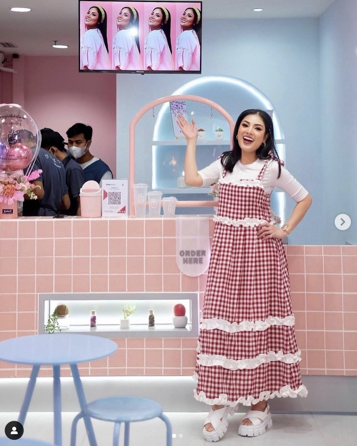 10 Keseruan Nindy Ayunda Saat Kulineran hingga Bisnis Minuman Teh 10 Keseruan Nindy Ayunda Saat Kulineran hingga Bisnis Minuman Teh