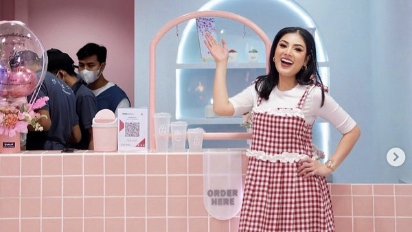 10 Keseruan Nindy Ayunda Saat Kulineran hingga Bisnis Minuman Teh