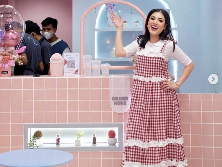 10 Keseruan Nindy Ayunda Saat Kulineran hingga Bisnis Minuman Teh
