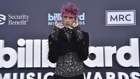 Kuku Machine Gun Kelly dihias Brittney Boyce dari Nails of LA. (Foto: Jordan Strauss/Invision/AP/Jordan Strauss)  