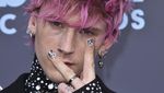 Potret Kuku Rp 430 Juta Machine Gun Kelly di BBMA 2022