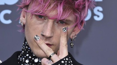 Potret Kuku Rp 430 Juta Machine Gun Kelly di BBMA 2022
