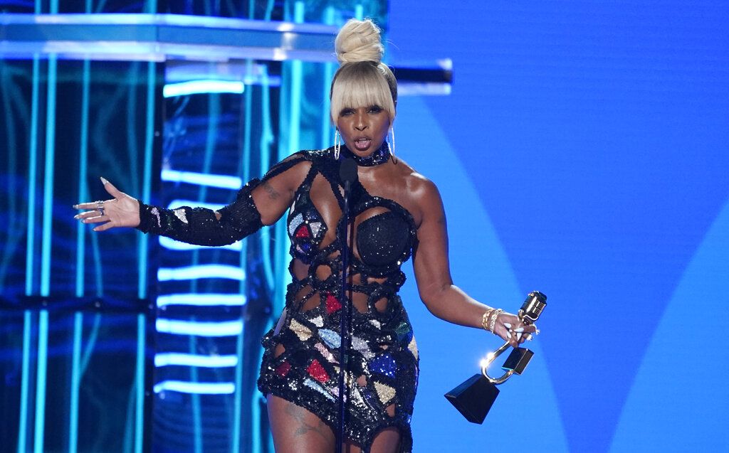 Janet Jackson, right, presents Mary J. Blige with the Icon Award at the Billboard Music Awards on Sunday, May 15, 2022, at the MGM Grand Garden Arena in Las Vegas. (AP Photo/Chris Pizzello)