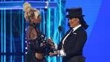 Janet Jackson Serahkan Piala Billboard Music Awards Icon ke Mary J Blige
