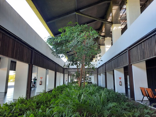 Desain interior bandara ini juga minim sekat. Gunanya untuk menjamin kelancaran sirkulasi udara dan masuknya sinar matahari. Desain interior bandara ini juga minim sekat. Gunanya untuk menjamin kelancaran sirkulasi udara dan masuknya sinar matahari.