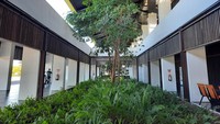 Desain interior bandara ini juga minim sekat. Gunanya untuk menjamin kelancaran sirkulasi udara dan masuknya sinar matahari.