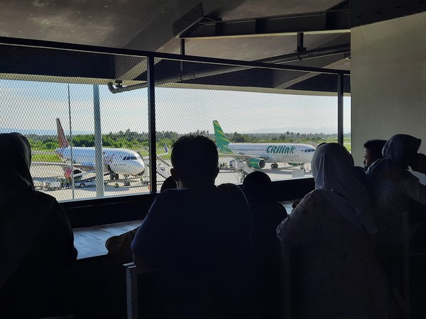 detikcom melihat banyak orang yang duduk-duduk di lantai 2 bandara sekadar untuk menikmati pemandangan gunung dan pesawat yang wara-wiri mengantar penumpang.