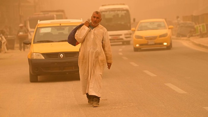 People with breathing problems are treated at a hospital during a sandstorm in Baghdad, Iraq, Monday, May 16, 2022. (AP Photo/Hadi Mizban)