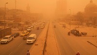 Badai pasir menerjang Baghdad, Irak, Senin (16/5).