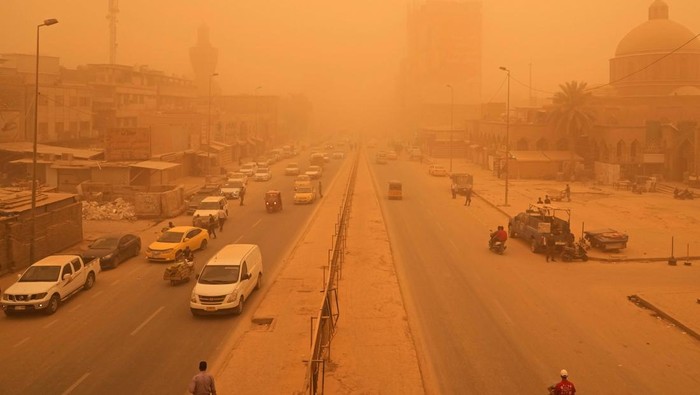 People with breathing problems are treated at a hospital during a sandstorm in Baghdad, Iraq, Monday, May 16, 2022. (AP Photo/Hadi Mizban)