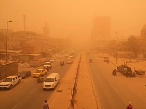Ratusan Warga Kesulitan Bernapas saat Badai Pasir Terjang Baghdad