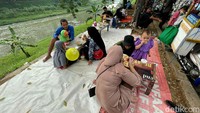 Kawasan Banjir Kanal Timur kerap didatangi warga yang ingin mengisi waktu di hari libur.