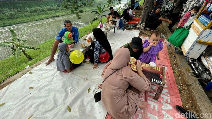 Banjir Kanal Timur (BKT) tak hanya berfungsi sebagai penangkal banjir di ibu kota. Kawasan ini juga kerap didatangi warga yang ingin isi waktu di hari libur.