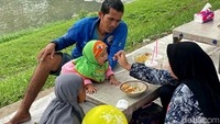 Berburu kuliner kian asyik karena warga dapat menyantap makanan di meja-meja yang telah disediakan sambil duduk lesehan menikmati pemandangan BKT.