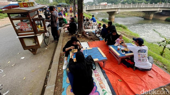 Banjir Kanal Timur (BKT) tak hanya berfungsi sebagai penangkal banjir di ibu kota. Kawasan ini juga kerap didatangi warga yang ingin isi waktu di hari libur.