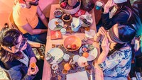 Banyak pengunjung yang berakhir menggosokkan buah-buahan itu ke tangan mereka, hingga tubuh untuk mengetahui tekstur buah yang mereka pegang. Foto: Instagram uba.co