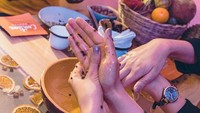 Setelah itu, para pengunjung diminta untuk menebak buah apa yang mereka tengah pegang. Sesuai dari apa yang mereka rasakan. Foto: Instagram uba.co