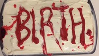 Mungkin maksud pesan kue ini bagus ya? Seseorang ingin mengucapkan selamat atas kelahiran bayi, namun kok desainnya malah seperti penuh darah?