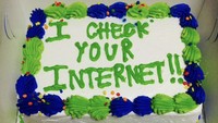 Buat yang suka browsing aneh-aneh, pesan dalam kue ini pasti terasa mengancam. Saya cek internet kamu, tulis pesan tersebut.