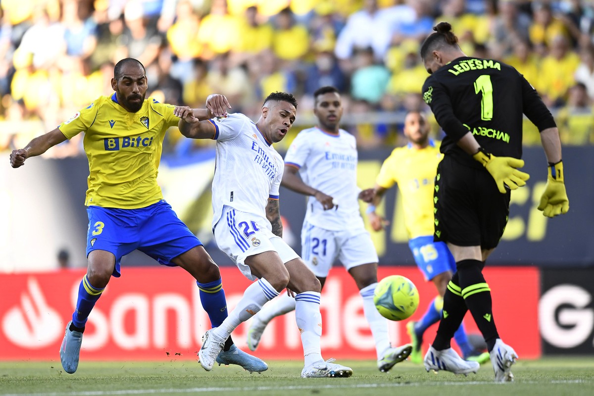 Real Madrid memetik hasil seri dalam lawatannya ke markas Cadiz 1-1. (Foto: AP/Jose Breton)