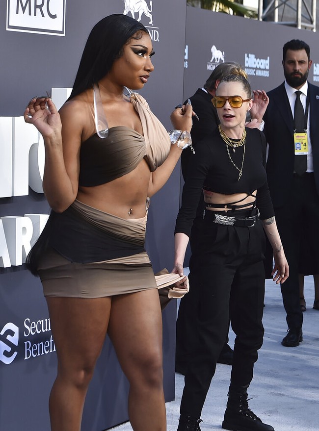 Satu lagi model yang masuk daftar busana terburuk. Kali ini Cara Delevingne yang hanya memakai kaus crop hitam, berikut celana high-waist senada dan sneakers. (Foto: Jordan Strauss/Invision/AP)