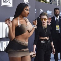 Satu lagi model yang masuk daftar busana terburuk. Kali ini Cara Delevingne yang hanya memakai kaus crop hitam, berikut celana high-waist senada dan sneakers. (Foto: Jordan Strauss/Invision/AP)